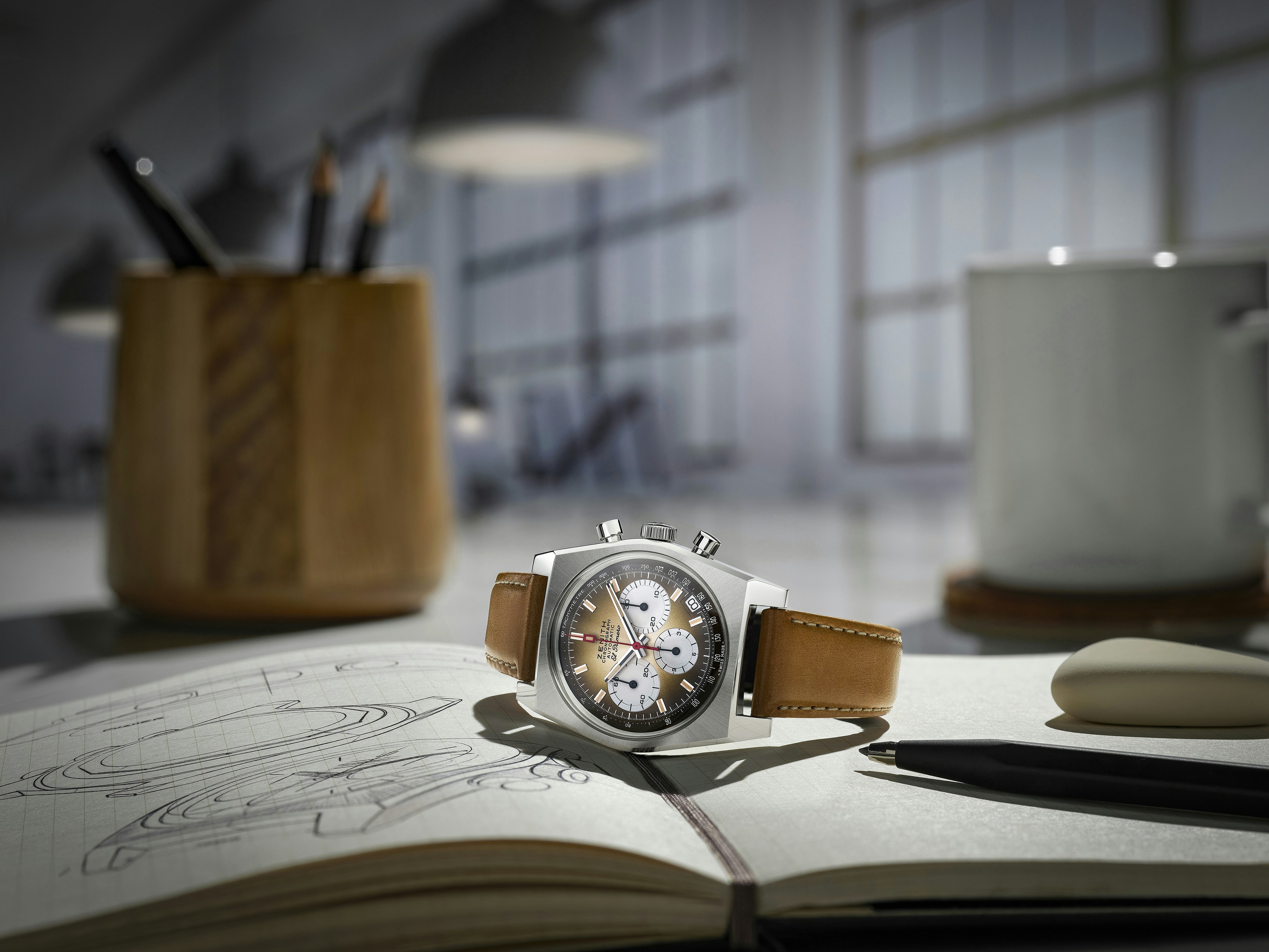 Chronomaster A385 Revival, eine Nachbildung der ersten Zenith El Primero mit rauchbraunem abgestuftem Zifferblatt und Kalbslederarmband – Zenith Uhren