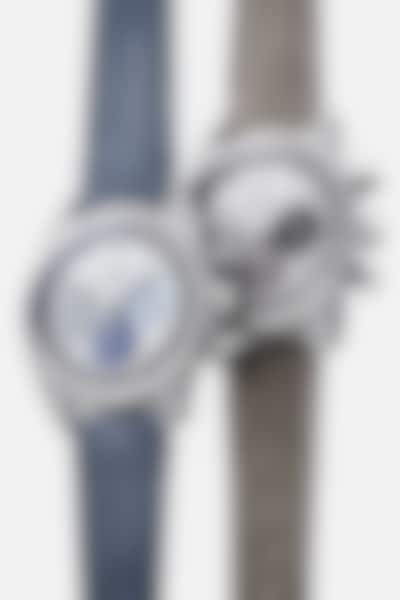图片为沈琳宸（Sheila Sim）佩戴搭配银色天鹅绒饰面表盘的CHRONOMASTER Original腕表