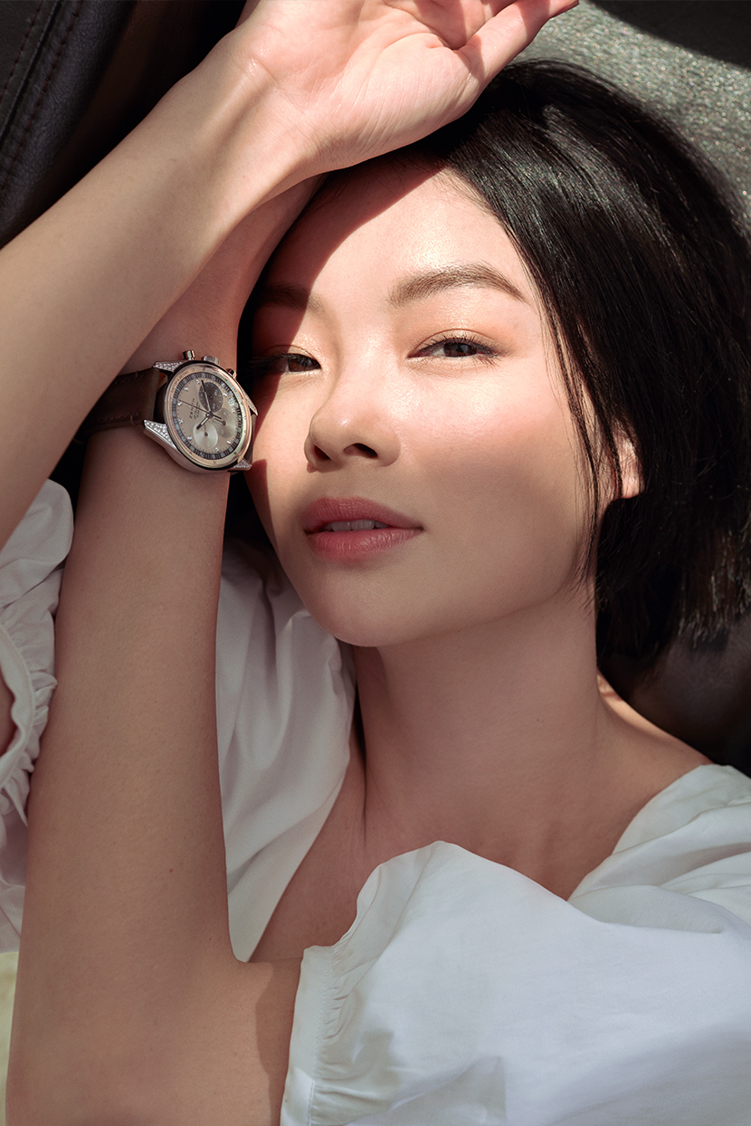 Picture of Sheila Sim wearing the CHRONOMASTER Original silver-toned velvet-finish