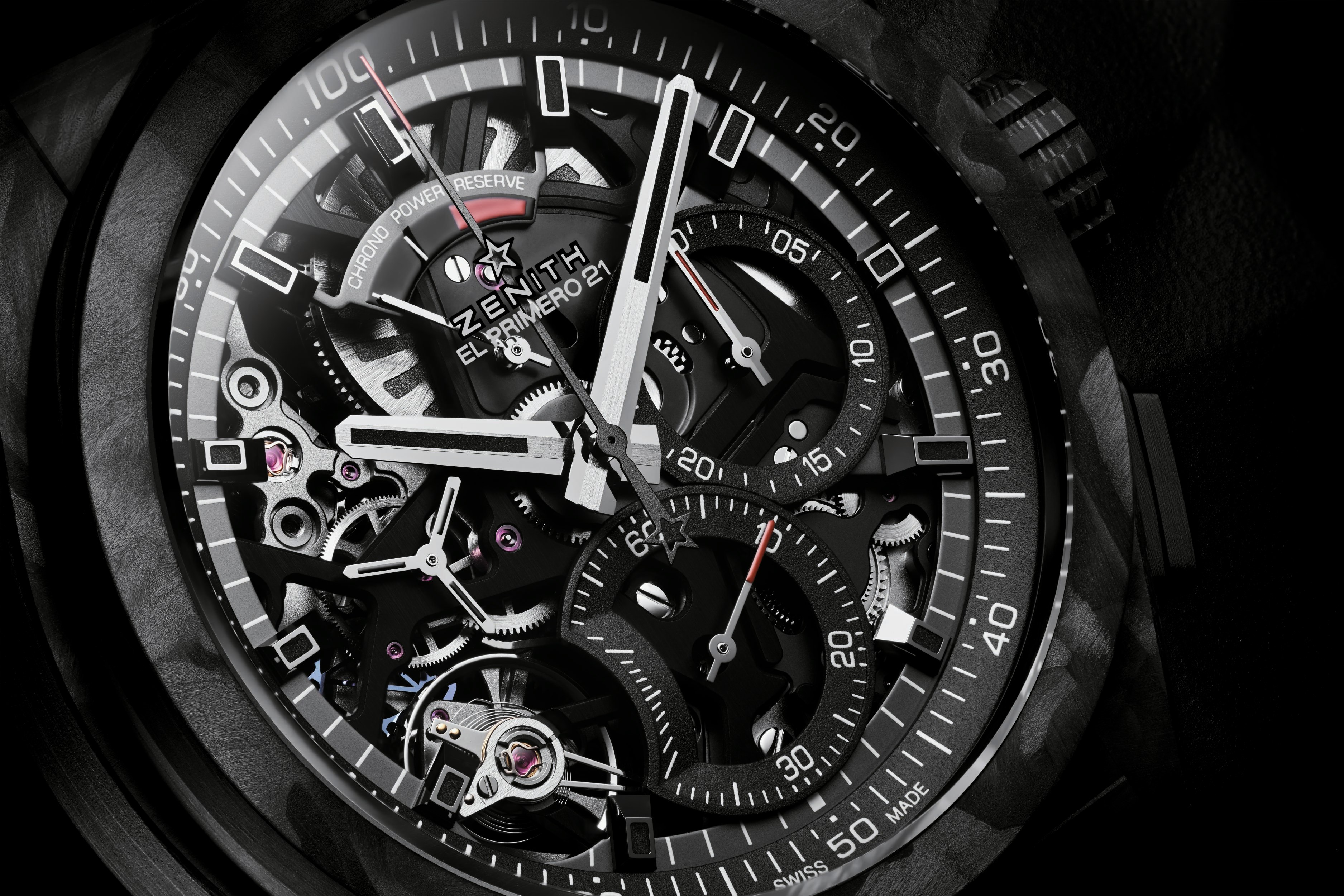 Montre Zenith DEFY 21 avec mouvement de chronographe haute fréquence affichant les 1/100e de seconde, logée dans un boîtier en fibre de carbone de 44 mm et dotée d’un cadran noir ajouré.